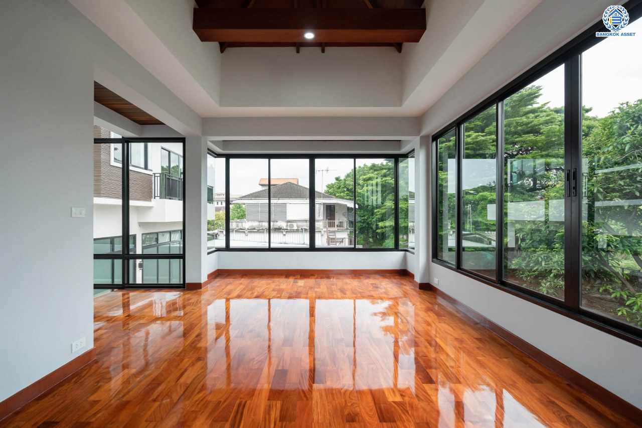 บ้านมือสองตกแต่งใหม่ ม.ซอย พหลโยธิน56 พหลโยธิน บ้านเดี่ยวหลังใหญ่ ภายในตกแต่งหรูหรา บนเนื้อที่เยอะถึง 98.60 ตร.ว. 3 ห้องนอน 3 ห้องน้ำ 2 ที่จอดรถ บรรยากาศเป็นส่วนตัว พร้อมมีสระน้ำในตัว บนพื้นที่กว่า 430 ตร.ม. บนทำเลที่ดี เชื่อมต่อถนน พหลโยธิน, ลำลูกกา, วิภาวดี-รังสิต เดินทางสะดวกใกล้รถไฟฟ้า สถานี "แยก คปอ, คูคต"